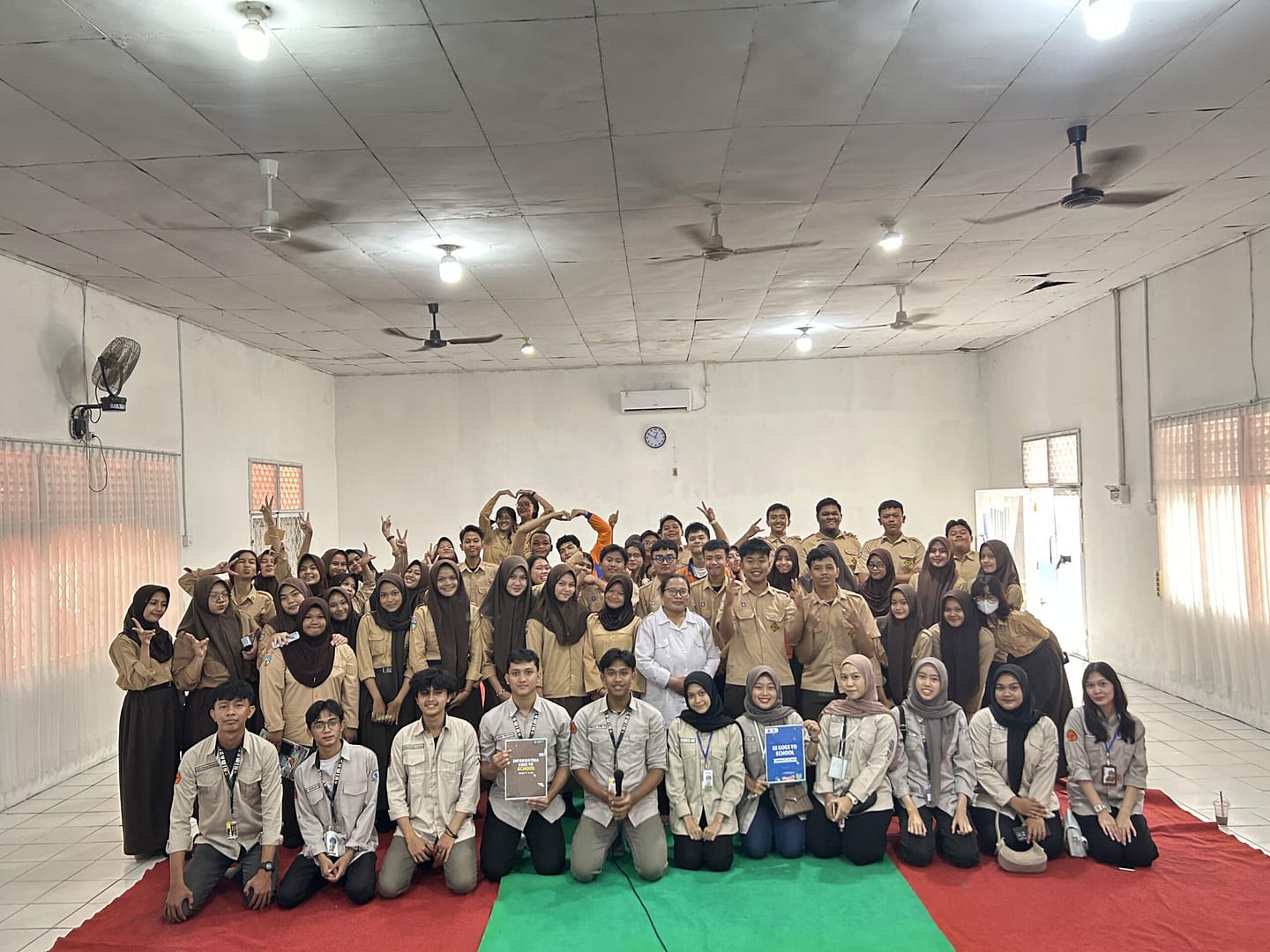Kegiatan foto bersama siswa di SMA